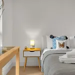 Modern 01 & 02 Bed Apartment In Canary Wharf