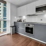 Modern 01 & 02 Bed Apartment In Canary Wharf